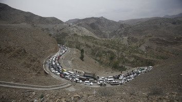 موترها سه شنبه (1 حمل)، یک روز بعد از این که میان محمد نواز شریف صدراعظم پاکستان معبر سرحدی تورخم را بازگشایی کرد، در این معبر منتظر ورود به افغانستان استند.