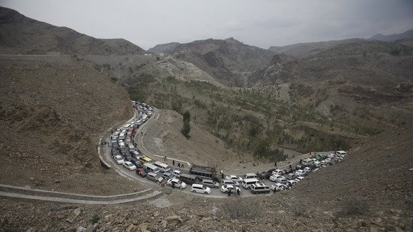 موترها سه شنبه (1 حمل)، یک روز بعد از این که میان محمد نواز شریف صدراعظم پاکستان معبر سرحدی تورخم را بازگشایی کرد، در این معبر منتظر ورود به افغانستان استند.
