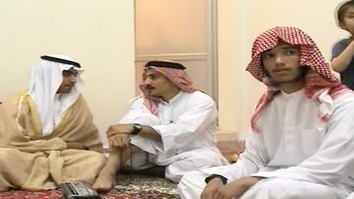 د سي آی ای له خوا د نومبر په ۱ خپرې شوې ویډیو څخه په اخیستل شوي سکرین شاټ کې، د القاعدې د وژل شوي مشر اسامه بن لادن زوی حمزه بن لادن (چپ) په ایران کې د خپل واده مراسم ترسره کوي.