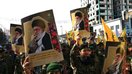 یک عکس که اوایل ماه دلو در رسانه های اجتماعی پخش شده اعضای لشکر فاطمیون را در حال رژه در شهر مشهد ایران نشان می دهد، در حالی که تصاویری از علی خامنه ای رهبر این کشور را بدست گرفته اند.