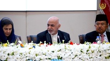 رئیس جمهور اشرف غنی (وسط)، بانوی اول افغانستان رولا غنی (چپ) و یوسف کالا، معاون رئیس جمهور اندونزی (راست) بتاریخ ۹ حوت در دومین کنفرانس پروسه کابل در کابل شرکت کرده اند.