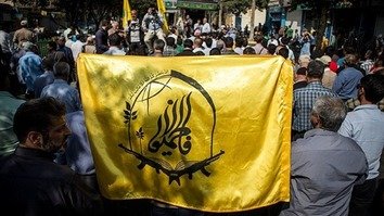 در این عکس بدون تاریخ بیرق لشکر فاطمیون که یک گروه میلیشیای نیابتی مورد حمایت سپاه پاسداران ایران و متشکل از شیعیان افغان است، داده می شوند. ناظران می گویند که افغانستان و پاکستان باید برای مقابله با نفوذ ایران با یکدیگر مشارکت کنند.