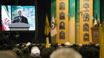 تورنجنرال قاسم سلیمانی، فرمانده نیروی قدس سپاه پاسداران انقلاب اسلامی ایران بتاریخ ۲۸ دلو ۱۳۹۶ در یک کنفرانس در شهر مشهد ایران در مورد اعضای کشته شده لشکر فاطمیون و لوای زینبیون در سوریه سخنرانی می کند.