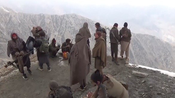 بخش اعظم یک ویدیوی نشر شده توسط شاخه داعش در افغانستان نشان می دهد که اعضای آن از لحاظ تسلیحاتی ضعیف استند و بدون سرپناه از سرما می لرزند و در ساحات مرتفع کوهستانی با کمبود غذا و تجهیزات مواجه می باشند.