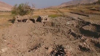 عکس گرفته شده از یک ویدیوی تبلیغاتی داعش نشر شده بتاریخ ۱۳ حوت که خرابه های به جا مانده از بمباران یک مخفیگاه داعش توسط حملات هوایی نیروهای ائتلاف را نشان می دهد.