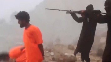 عکس گرفته شده از یک ویدیوی داعش نشر شده بتاریخ ۱۳ حوت که تروریست های داعش را در حال تیراندازی به سوی یک مرد ملکی بی دفاع نشان می دهد.