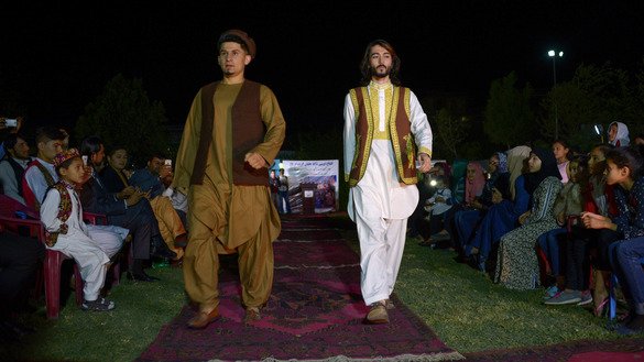 این عکس گرفته شده بتاریخ ۱۹ حمل مُدل های افغان را نشان می دهد که در یک نمایش لباس فرهنگی در مزارشریف لباس های شان را به نمایش می گذارند. [فرشاد عصیان/ خبرگزاری فرانسه]