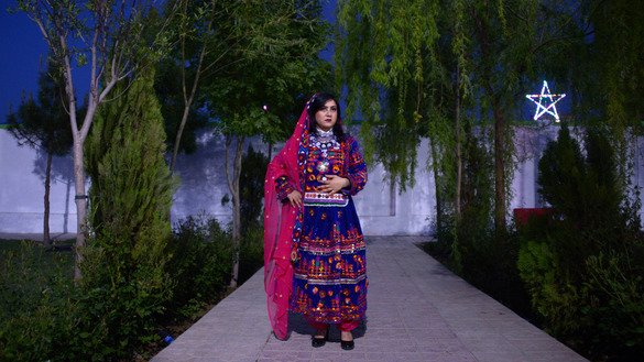 یک خانم مُدل افغان بتاریخ ۱۹ حمل در یک نمایش لباس در مزارشریف برای عکس گرفتن آماده می شود. [فرشاد عصیان/ خبرگزاری فرانسه]
