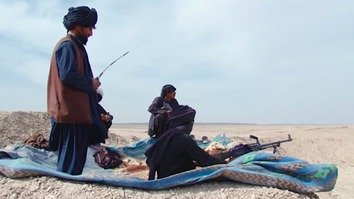 یک عکس گرفته شده از روی ویدیو جنگجویان سنگوریان را نشان می دهد که بتاریخ ۲ حوت در ساحه آب پاشک ولسوالی گرشک ولایت هلمند موضع گرفتند.