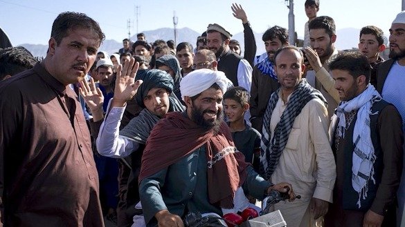 باشنده های کابل بتاریخ ۲۶ جوزا از جنگجویان طالبان که از شاهراه وردک به غزنی وارد این شهر می شوند،‌ استقبال می کنند. [اندرو کیلتی/ تویتر]