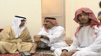 حمزه بن لادن (چپ)، پسر اسامه بن لادن رهبر فقید القاعده، در این عکس گرفته شده از یک ویدئو که بتاریخ ۱۰ عقرب ۱۳۹۶ توسط سازمان اطلاعات مرکزی آمریکا سیا نشر شده، در جشن عروسی اش در ایران نشان داده شده است. مدت های مدید گمان می رفت حمزه، پسر اسامه بن لادن، تحت حفاظت ایرانی ها زنده گی می کند و رهبر سابق القاعده حتی به آیت الله علی خامنه ای، رهبر ایران، یک مکتوب هم نوشته بود.