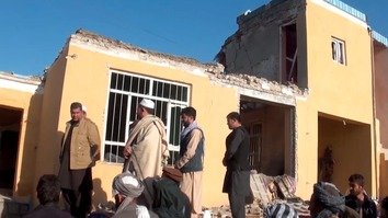 له یوې ویډیو څخه اخیستل شوی یو عکس د کندوز ولایت د امام صیب ولسوالۍ اوسېدونکي د تلې په ۳۰ مه په داسې حال کې ښیي چې هغوی د تلې په ۲۸مه د پارلماني انتخاباتو په ترڅ کې د طالب اورپکو په واسطه خپل ویجاړ شوي کورونه ګوري. اوسېدونکي په اورپکو باندې د دې له امله ملامتي ور اچوي چې د هغوی په کورونو کې پټ شوي ول.