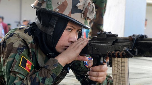 یک افسر زن اردوی ملی افغانستان در یک جلسه تعلیمی در چنای هند بتاریخ ۲۸ قوس بسمت یک هدف تیر می اندازد. [آرون سنکار/ خبرگزاری فرانسه]