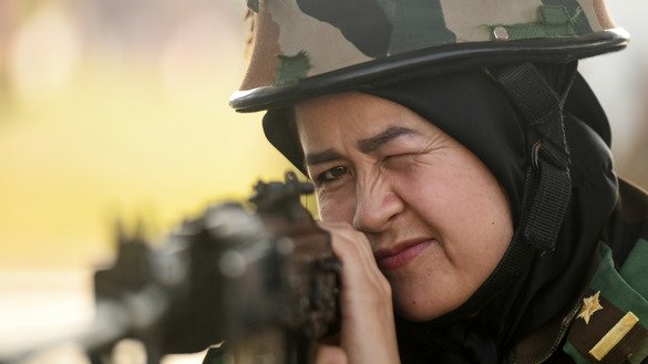 یک افسر زن اردوی ملی افغانستان در یک جلسه تعلیمی در چنای هند بتاریخ ۲۸ قوس بسمت یک هدف تیر می اندازد. [آرون سنکار/ خبرگزاری فرانسه]