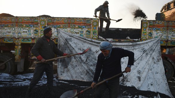 بتاریخ ۱۸ جدی،‌ کارگران در میدان زغال سنگ در حومه کابل، که توسط دودهای غلیظ احاطه شده،‌ مصروف کار استند. [وکیل کوهسار/ خبرگزاری فرانسه]