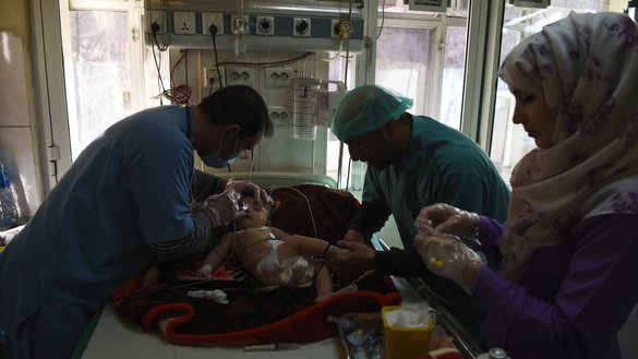 بتاریخ ۱۲ جدی، یک طفل که از مشکلات تنفسی رنج می برند، در شفاخانه اطفال ایندیرا گاندی در کابل تداوی می شود. [وکیل کوهسار/ خبرگزاری فرانسه]