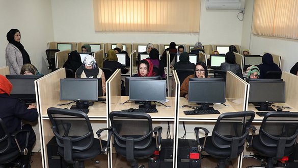 یک تعداد از زنان افغان در کمیسیون مستقل اصلاحات اداری و خدمات ملکی افغانستان در کابل بتاریخ ۱ دلو بحیث یک بخش از پروسه تقاضای استخدام شان در وظایف دولتی در یک امتحان کمپیوتری شرکت کرده اند.