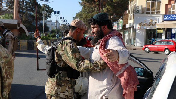 یک افسر پولیس به تاریخ ۴ جوزا در شهر هرات در سلسلهء تدابیر امنیتی در جریان ماه رمضان یک مرد را تلاشی می کند. [عمر]