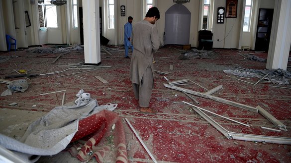 مردهای افغان به تاریخ ۱۱ سرطان در کابل به خسارات داخل یک مسجد نزدیک ساحه انفجا موتربم طالبان که به تاریخ ۱۰ سرطان رخ داد نگاه می کنند. [وکیل کوهسار/ای اف پی]