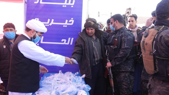 A member of the Faqiri Charity Foundation distributes free masks and medical supplies to residents of March 8 to help prevent the spread of the coronavirus. Charities and civil society organisations are providing masks and other medical supplies to help residents control the spread of the disease. [Omar]
