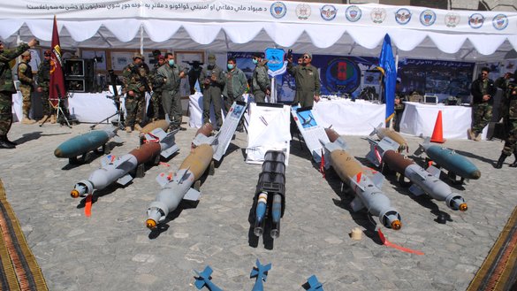 نیروی هوایی افغان به تاریخ ۱۱حوت موشک های هوا به زمین را در یک نمایشگاه در کاخ دارالامان در کابل به نمایش می گذارد. [نجیب الله/سلام تایمز]