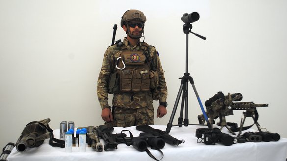 یک عضو واحد ویژه پولیس ملی افغان به تاریخ ۱۱ حوت در نمایشگاه کابل تجهیزاتی را به نمایش می گذارد که این نیرو از آن استفاده می کند. [نجیب الله/سلام تایمز]
