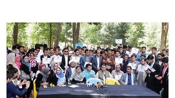 نمایندگان پارلمان افغانستان و اعضای سازمان های مدنی جامعۀ مدنی این کشور در تاریخ 1 ژوئن در کابل گرد هم آمده اند تا بی رحمی طالبان علیه غیرنظامیان را محکوم کنند. [نجیب الله]