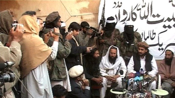 حافظ سعید خان (نفر سوم از سمت چپ) در سال 2009، یعنی زمانی که یک فرمانده تحریک طالبان پاکستان بود، در ایجنسی اورکزی دیده می شود. او در ماه سرطان در افغانستان کشته شد. او در کنار حکیم الله محسود، رهبر وقت طالبان (با جلیقۀ تیره رنگ) که در سال 2013 کشته شد، دیده می شود.