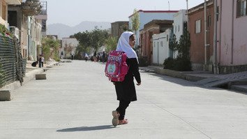 د کابل اوسېدونکي د سرک له ښه کېدا څخه ګټه اخلي