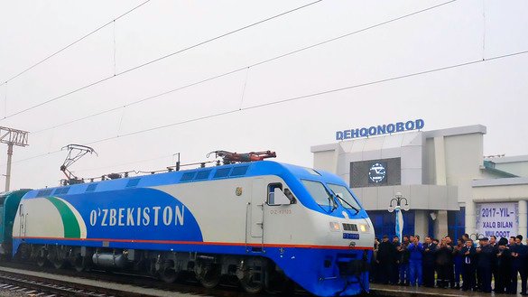 An electric locomotive arrives in Dekhanabad on December 29. Uzbekistan is electrifying the railway to Afghanistan to boost trade and reduce shipping costs. [Maksim Yeniseyev]