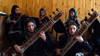 اولین ارکستر زنان افغانستان در داووس برنامه اجرا می کند