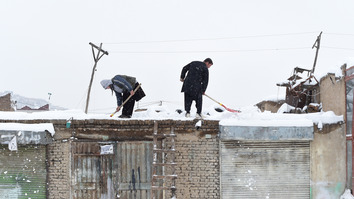 کوشش امدادگران برای رسیدن به قربانیان لغزش برف کوچ در افغانستان