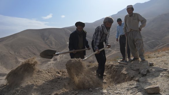 Afghan men in Kabul dig a grave November 23 for one of the 27 victims of a November 22 mosque bombing in the Afghan capital. The 'Islamic State of Iraq and the Levant' (ISIL) claimed responsibility for the bombing, one in a series of recent sectarian attacks. [Shah Marai/AFP]