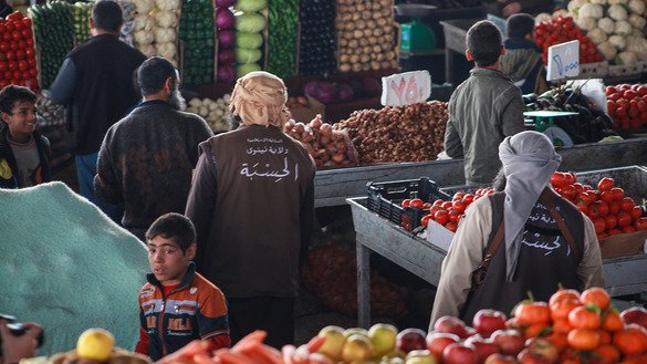 د داعش الحسبه «مذهبي پولیس» کسان په موصل کې په سرای مارکېټ کې ګزمه کوي، چې هلته دغه ډله له سوداګرو څخه مالیات ټولوي.‌ [عکس د نیناوا معلوماتي مرکز له خوا اخیستل شوی دی]‌