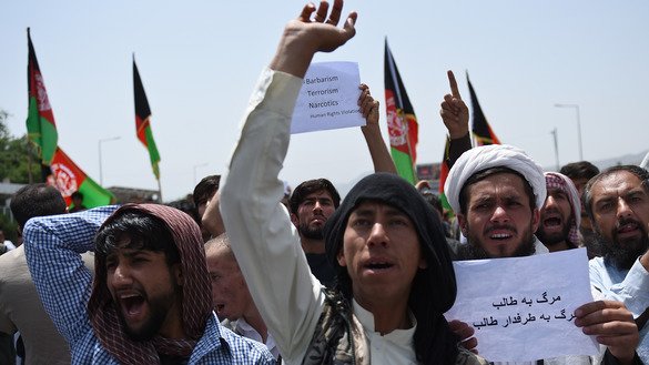 مظاهره کنندگان افغان در یک مظاهره ضد طالبان در کابل در تاریخ 12 جوزا گذشته شعارهایی را سر داده اند. [وکیل کوهسار/ خبرگزاری فرانسه]