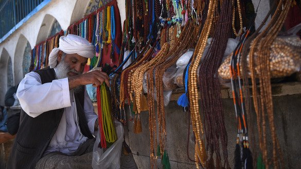 یک فروشنده افغان در تاریخ (5 جوزا) در کابل در آستانه ماه رمضان ویترین های فروش تسبیح را آماده می کنند. [وکیل کوهسار/ خبرگزاری فرانسه]