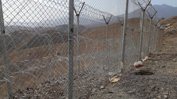 په دې وروستیو کې د پاکستان - افغانستان پولې په اوږدو کې جوړ شوی شپول په يو تصوير کې ښودل شوی دی چې د جون په ۲۰ خپور شوی وو. پاکستان د پولې دواړو غاړو ته د وسله والو د تګ راتګ او سیمه اییز امنیت ښه کولو لپاره د 'داخليدو په کمزوري سیمو' کې شپول لګوي. [آی ايس پي آر]