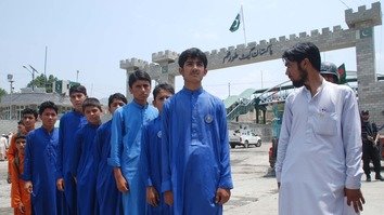 د افغانستان د سکولونو ماشومان په آسانۍ سره د تورخم د پولې نه تيريږي