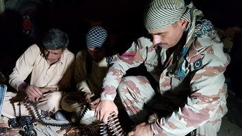 پاکستان په افغان پوله له ۴۰۰ څخه ډېرې امنیتي پوستې جوړوي