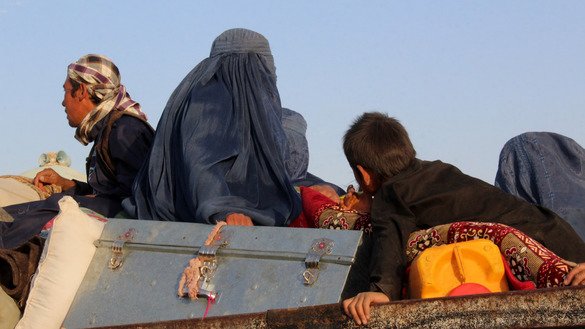 افغان شیعه کلیوال وروسته له هغه چې د اګست په ۹مه په سرپل ولایت کې د یاغیانو له خوا خوشې کړای شول، د یوه موټر په سر ناست دي.‌ چارواکو وویل،‌ طالبانو او د داعش جنګیالیو د وژونکو یوه ډله دې ته خوشې کړه چې په لنډ وخت کې په میرزا اولنګ کلي کې ملکي خلک په نښه کړي. افغان ځواکونو دغه کلی د اګست په ۱۵مه ازاد کړ او درې داسې لوی قبرونه یې په کې وموندل چې له ۴۰ تنو څخه د ډېرو کلیوالو جسدونه په کې ښخ کړای شوي ول. [اېس ټي آر/ای اېف پي]