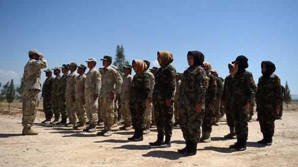 د افغان ملي اردو عسکر د ۲۰۱۶ د اپریل په ۲۶ مه په مزارشریف کې د ۲۰۹ شاهین قول اردو له روزنیز مرکز څخه بهر د ناټو د ویاند او د متحده ایالاتو د برید جنرال چارلس اېچ کلیولنډ (نه ښکاري) د کتنې پر وخت په کتار ولاړ دي.