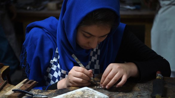یک شاگرد افغان روی جواهرات کار می کند. [وکیل کوهسار/ خبرگزاری فرانسه]