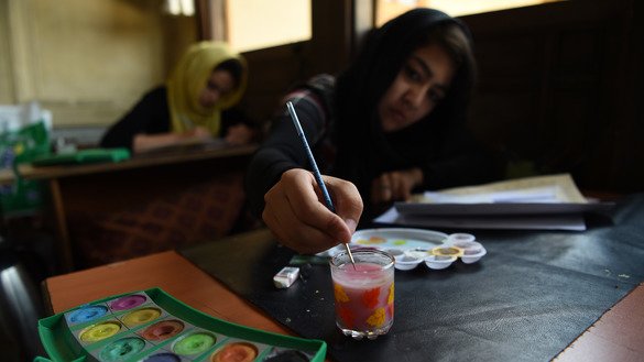 یک شاگرد افغان خطاطی تمرین می کند. [وکیل کوهسار/ خبرگزاری فرانسه]