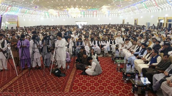 په زرګونو برخه وال د اګست په ۲۶ مه په کندهار کې سره راټول شوي ول چې په افغانستان کې د امریکا د پاتې کېدا د نوې ژمنې ملاتړ وکړي.‌ [عکس په افغانستان کې امریکایي ځواکونو اخیستی دی]
