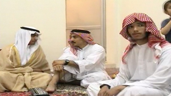 د سي آی ای له خوا د نومبر په ۱ خپرې شوې ویډیو څخه په اخیستل شوي سکرین شاټ کې، د القاعدې د وژل شوي مشر اسامه بن لادن زوی حمزه بن لادن (چپ) په ایران کې د خپل واده مراسم ترسره کوي.