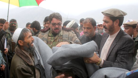 Kunar Governor Wahidullah Kalimzai distributes blankets to displaced families on November 18 in the Sagay area. [Khalid Zerai]