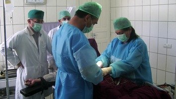 داکتران تاجیک خدمات صحی مهم را در نزدیکی مرز به افغان ها فراهم میکنند
