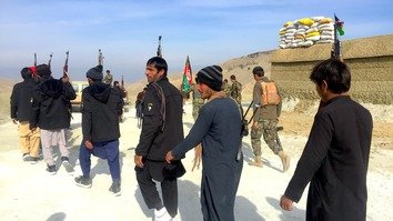 د ننګرهار اوسېدونکیو له افغان ځواکونو سره یوځای د داعش پر ضد وسلې پورته کړې