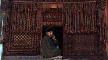 حکومت افغانستان برای بیش از ۱۵۰۰۰ مهاجر برگشته کار قالین بافی ایجاد میکند