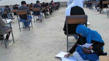 آن مادر افغان که در هنگام امتحان کانکور طفل اش را در آغوش گرفته بود الهام بخش جوانان و زنان است